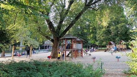 Ein Blick auf den großen Spielplatz im Lietzenseepark, ganz hinten links im Bild steht das frühere Parkwächterhaus.