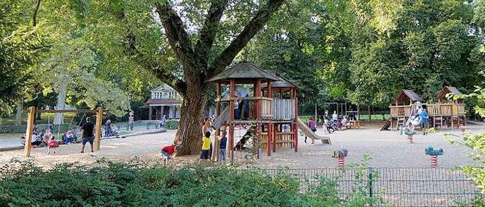 Ein Blick auf den großen Spielplatz im Lietzenseepark, ganz hinten links im Bild steht das frühere Parkwächterhaus.