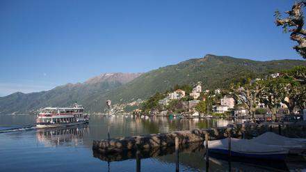 Schöne Aussichten für die EM. Ein Touristenboot hält am Lago Maggiore auf den Hafen von Ascona zu, wo die deutsche Nationalelf ihr Trainingslager abhält.