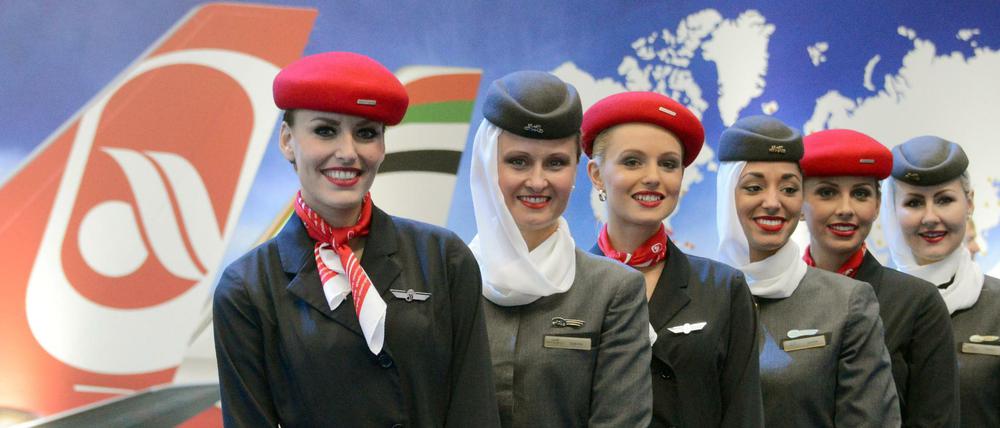Stewardessen von Air Berlin und Etihad Airways bei einer Präsentation 2014 in Schönefeld.