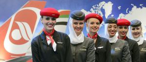 Stewardessen von Air Berlin und Etihad Airways bei einer Präsentation 2014 in Schönefeld.