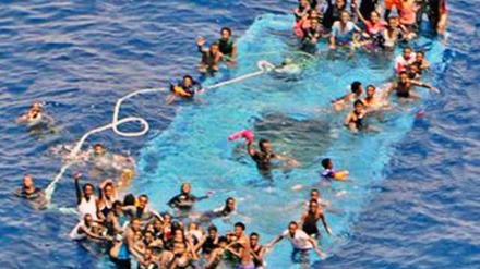 Vor der Küste Libyens kamen möglicherweise hundert Menschen ums Leben.