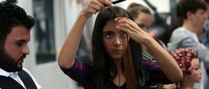 Sara Zaric aus der Türkei lernt in Köln im Bildungszentrum Butzweilerhof das Friseurhandwerk. 