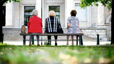 IW und Statistisches Bundesamt sind sich einig, dass die verstärkte Zuwanderung an der zunehmenden Alterung nichts ändert.