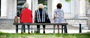 IW und Statistisches Bundesamt sind sich einig, dass die verstärkte Zuwanderung an der zunehmenden Alterung nichts ändert.