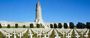 Kreuze auf dem Soldatenfriedhof vor dem Beinhaus von Douaumont bei Verdun 