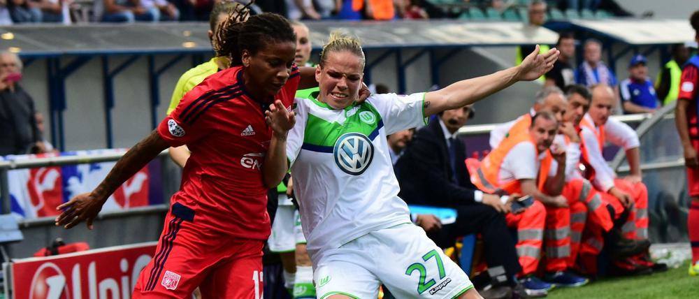 Tanz und Kampf. Elodie Thomais (links) gegen Wolfsburgs Isabel Kerschowski.