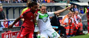 Tanz und Kampf. Elodie Thomais (links) gegen Wolfsburgs Isabel Kerschowski.