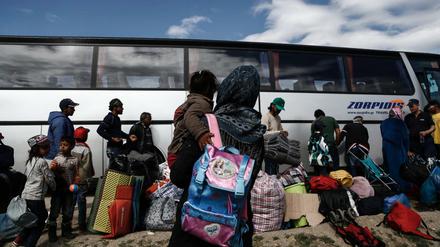 Mit Bussen wurden die Flüchtlinge weggebracht.