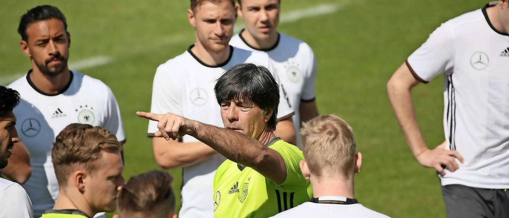 Richtung vorgeben: Bundestrainer Löw feierte mit seinen Spielern erste Erfolge.