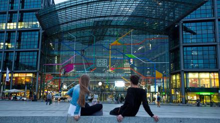 Mit dieser Kunstinstallation sieht der Hauptbahnhof schon selbst fast aus wie in Geschenkpapier verpackt.