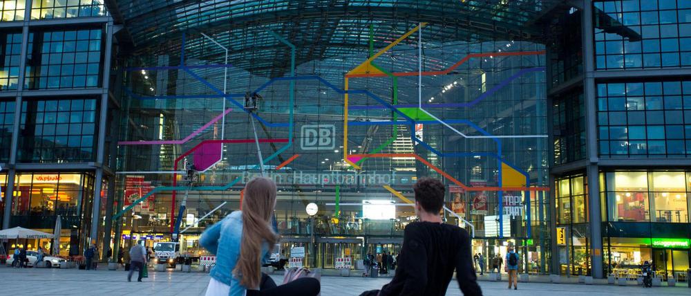 Mit dieser Kunstinstallation sieht der Hauptbahnhof schon selbst fast aus wie in Geschenkpapier verpackt.
