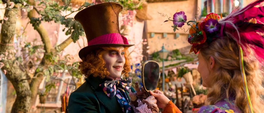 Mia Wasikowska als Alice und Johnny Depp als verrückter Hutmacher in "Alice im Wunderland 2: Hinter den Spiegeln".