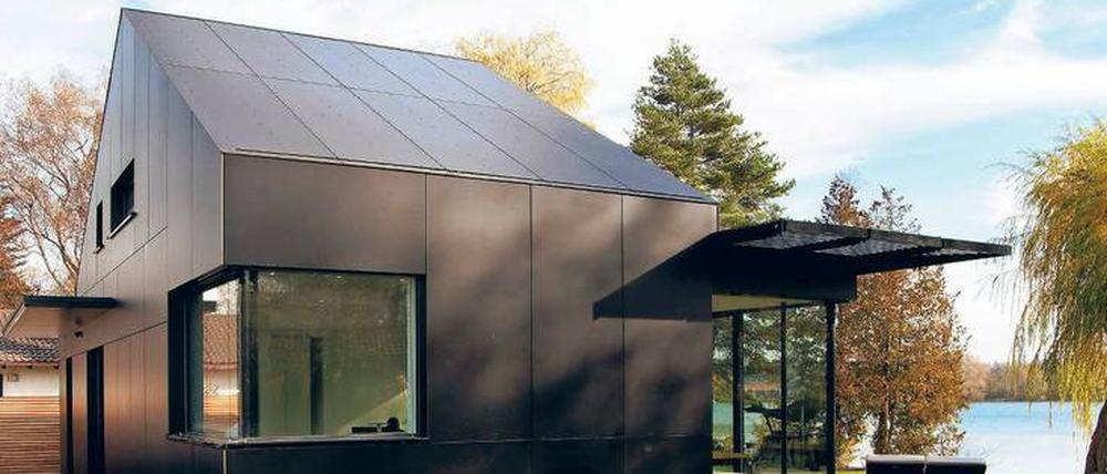 Formal einfach und geschlossen. Dieses 81-Quadratmeter-Haus wurde 2015 auf drei Ebenen in Friedberg/Bayern errichtet. Der Massivholzkonstruktion liegt ein Kellergeschoss aus wasserundurchlässigem Beton zugrunde. 