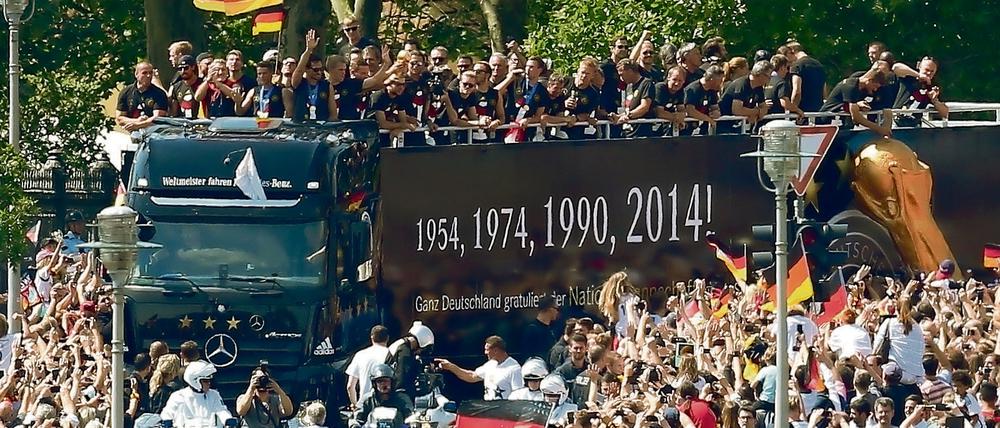 Die deutsche Nationalmannschaft im Juli 2014 in Berlin auf ihrer Fahrt zur Fanmeile am Brandenburger Tor.