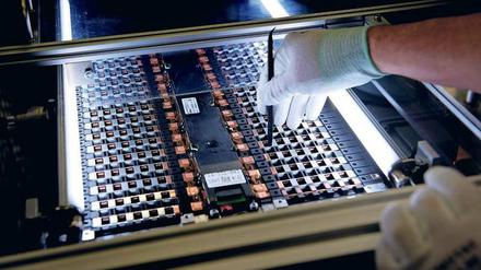 Eine Batterie für den E-Smart baute Daimler im sächsischen Kamenz. Hier wurden auch Zellen produziert, doch weil man preislich nicht mit den etablierten asiatischen Herstellern konkurrieren konnte, endete die Produktion im vergangenen Jahr.