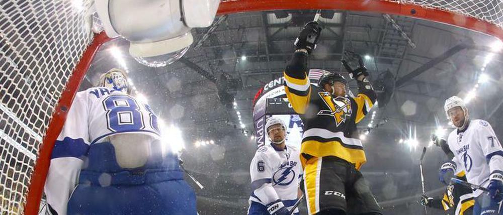 Geschafft! Tom Kühnhackl feiert das 1:0 für Pittsburgh durch Matt Cullen.