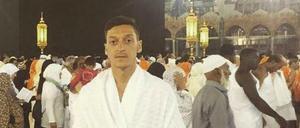 Vor der Kaaba in Mekka ließ sich Fußball-Nationalspieler in weißem Gewand fotografieren. 