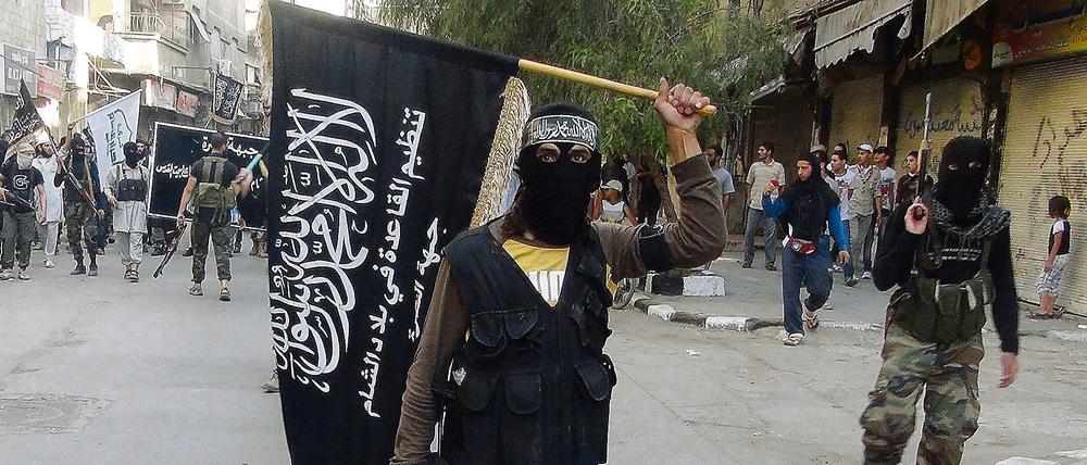 Martialisch: Kämpfer der Terrororganisation Al-Nusra-Front in Syrien.