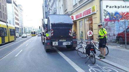 Montagmorgen, Invalidenstraße. Das gibt ein Knöllchen.