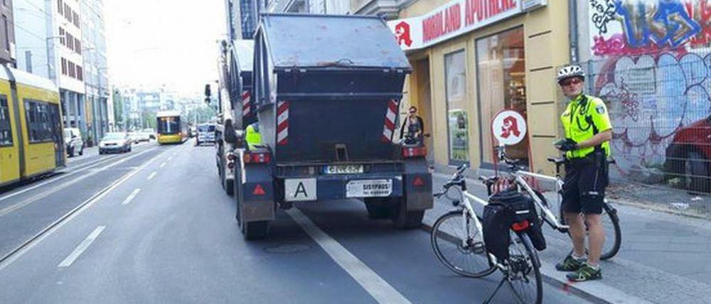 Montagmorgen, Invalidenstraße. Das gibt ein Knöllchen.
