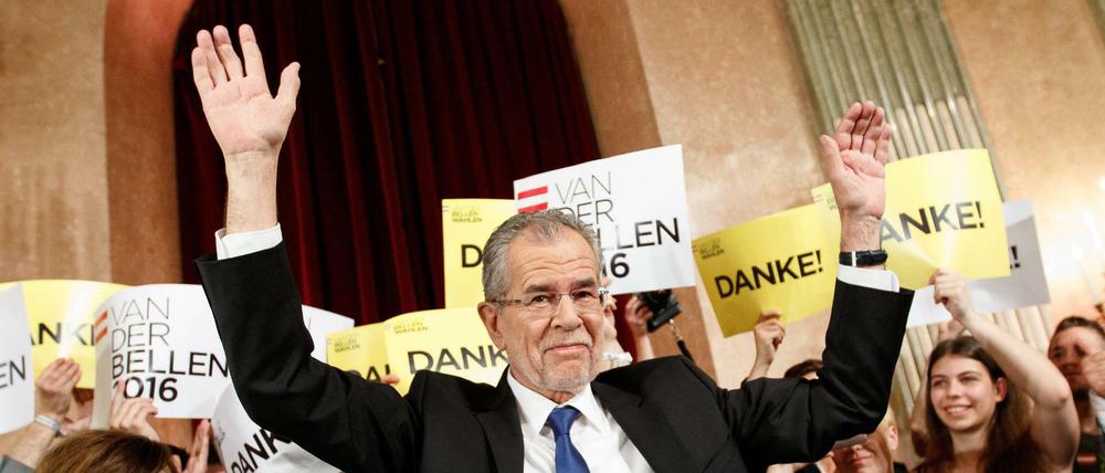 Wird neuer Bundespräsident Österreichs: Alexander Van der Bellen, hier vor Unterstützern nach der Stichwahl am Sonntag.