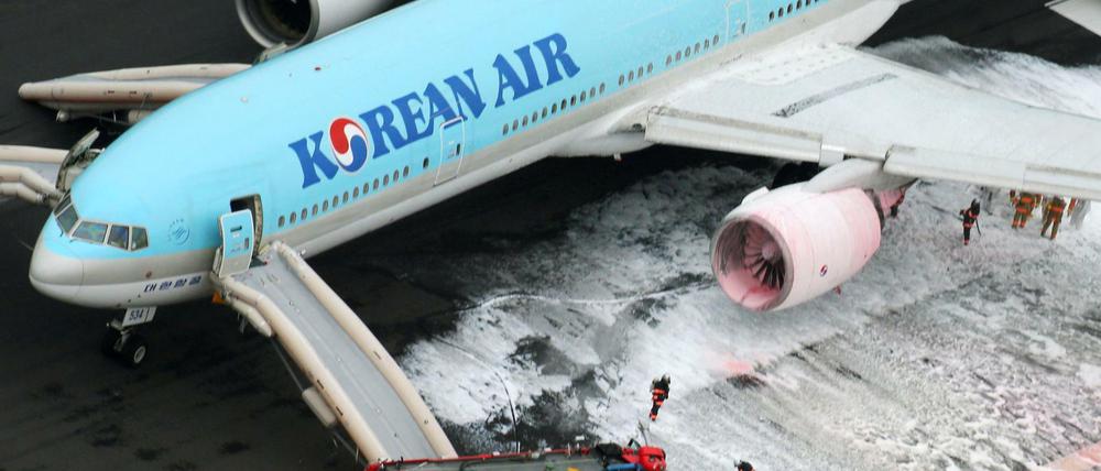 Über Notrutschen wurden die Passagiere der Korean-Air-Maschine evakuiert.