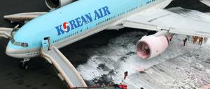 Über Notrutschen wurden die Passagiere der Korean-Air-Maschine evakuiert. 