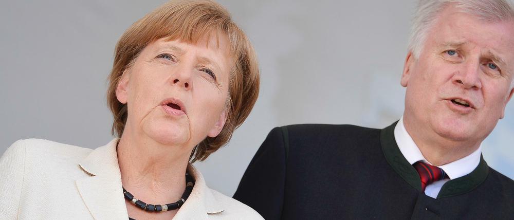 Satire darf alles. Politik ist schon etwas schwieriger. Angela Merkel und Horst Seehofer suchen den Gleichklang - vielleicht.