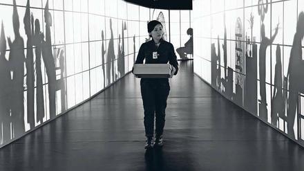 Schattenreich. Die intergalaktische Postbotin Yoko Suzuki (Megumi Kagurazaka) braucht elf Jahre für 81 Pakete.
