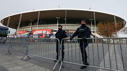Angst vor Anschlägen: Polizisten vor dem Stade de France in Paris.