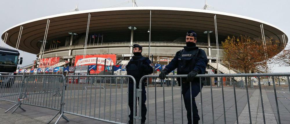 Angst vor Anschlägen: Polizisten vor dem Stade de France in Paris.