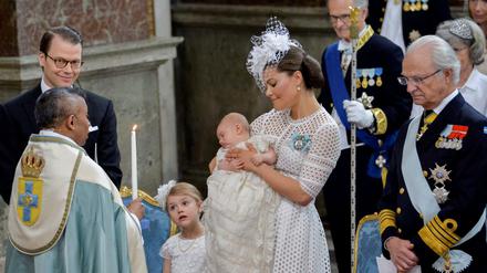 Kronprinzessin Victoria hält ihren Sohn Oscar, rechts steht ihr Vater König Carl Gustaf, links ihr Mann Prinz Daniel. 
