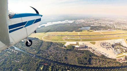 Wir hier oben, ihr da unten. An sonnigen Wochenenden sind sie wieder los: die vielen Privatflieger über Berlin. 
