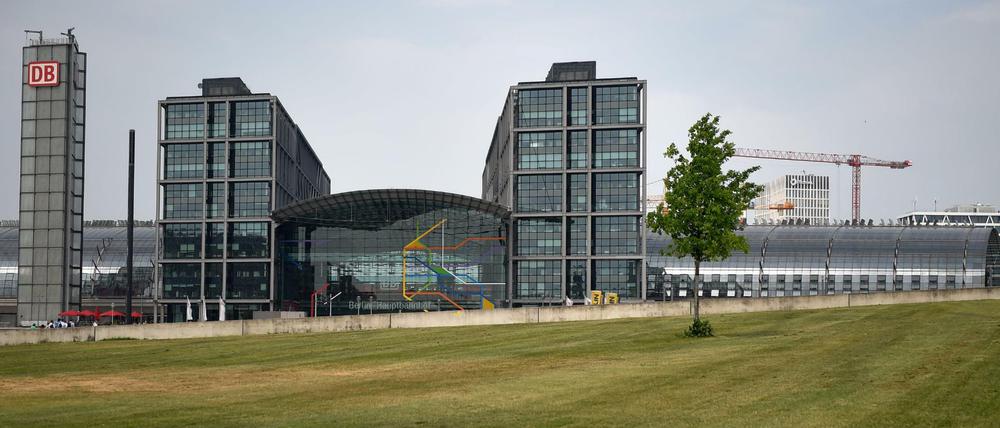 Die Stadtbahn ist komplett zwischen Friedrichstraße und Bahnhof Zoo gesperrt. Betroffen sind S-, Regional und Fernbahn.