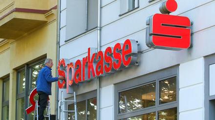 Hereinspaziert. Die Sparkasse bedient viele Flüchtlinge