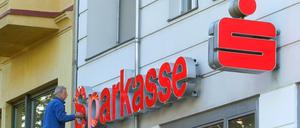 Hereinspaziert. Die Sparkasse bedient viele Flüchtlinge