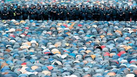 Schon die Grundgeste muslimischer Frömmigkeit bereitet vielen Brustenge, Angst.