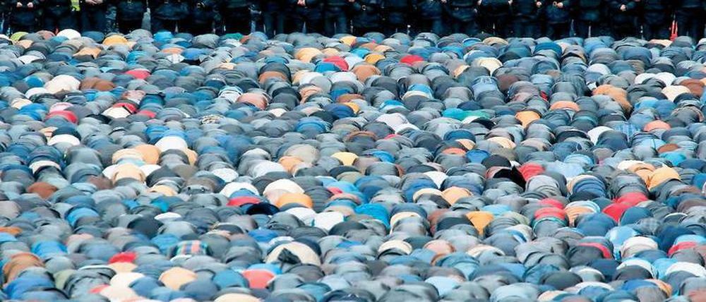 Schon die Grundgeste muslimischer Frömmigkeit bereitet vielen Brustenge, Angst.