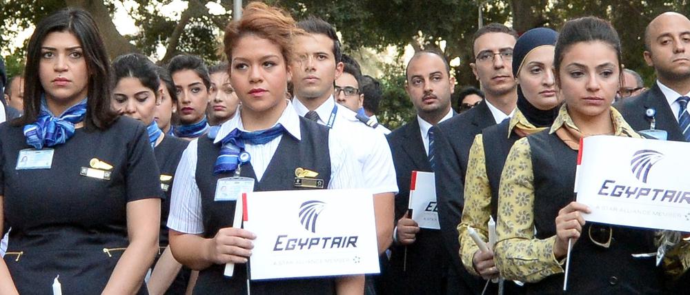 Mitarbeiter von Egyptair bei einem Trauermarsch für die Opfer des Absturzes.