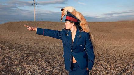 Richtungsweisend. Szene aus Almagul Menlibayevas Video „Milk for Lambs, Steppen Police, 2010“.