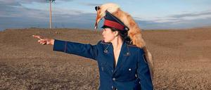 Richtungsweisend. Szene aus Almagul Menlibayevas Video „Milk for Lambs, Steppen Police, 2010“.