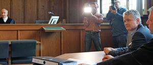 Entscheidung vertagt. Theaterchef Martin Woelffer (2.v.r.) im Landgericht Berlin in Charlottenburg.