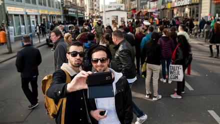 Touristen fotografieren Touristen. Die Stadt um sie herum ist längst nur noch eine Kulisse.