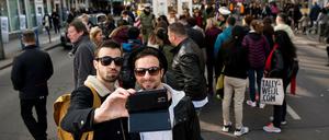 Touristen fotografieren Touristen. Die Stadt um sie herum ist längst nur noch eine Kulisse. 