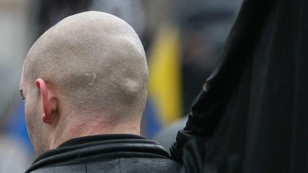 Ein Neo-Nazi hat in Österreich damit gedroht, Asylwerber zu erschießen. (Symbolbild)