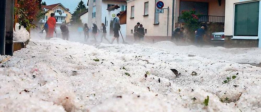 Hagelkörner in großen Massen lagen in den Straßen von Wiesbaden.