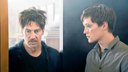 Rollenwechsel.  Simon (Jonas Nay, rechts) übernimmt in der Familie immer mehr die Aufgaben seines Vaters (Tobias Moretti).
