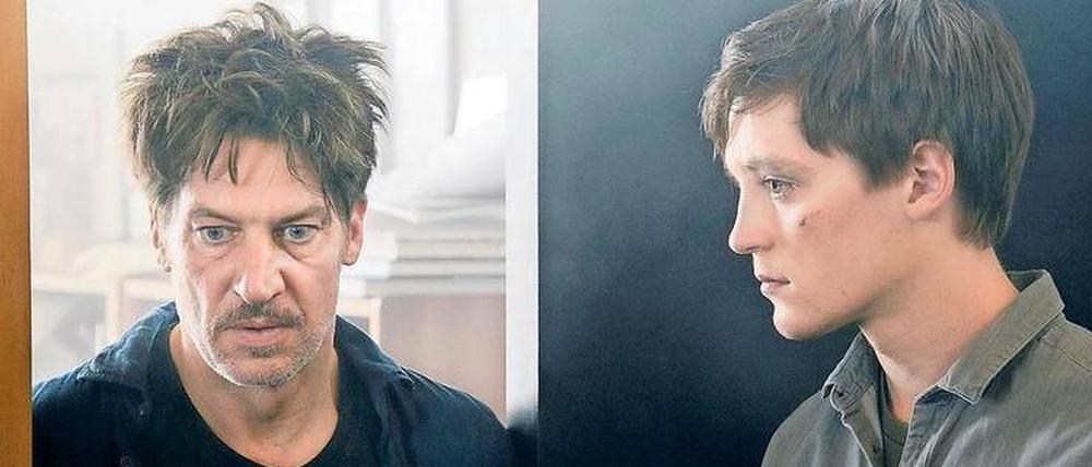Rollenwechsel.  Simon (Jonas Nay, rechts) übernimmt in der Familie immer mehr die Aufgaben seines Vaters (Tobias Moretti).