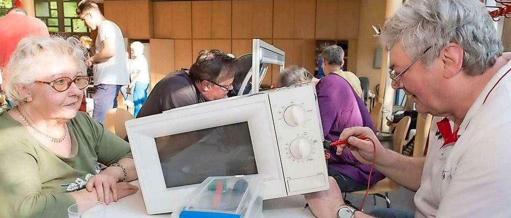 Im Repair Café finden Besitzer kaputter Gebrauchsgegenstände fachkundige Reparaturhilfe. 